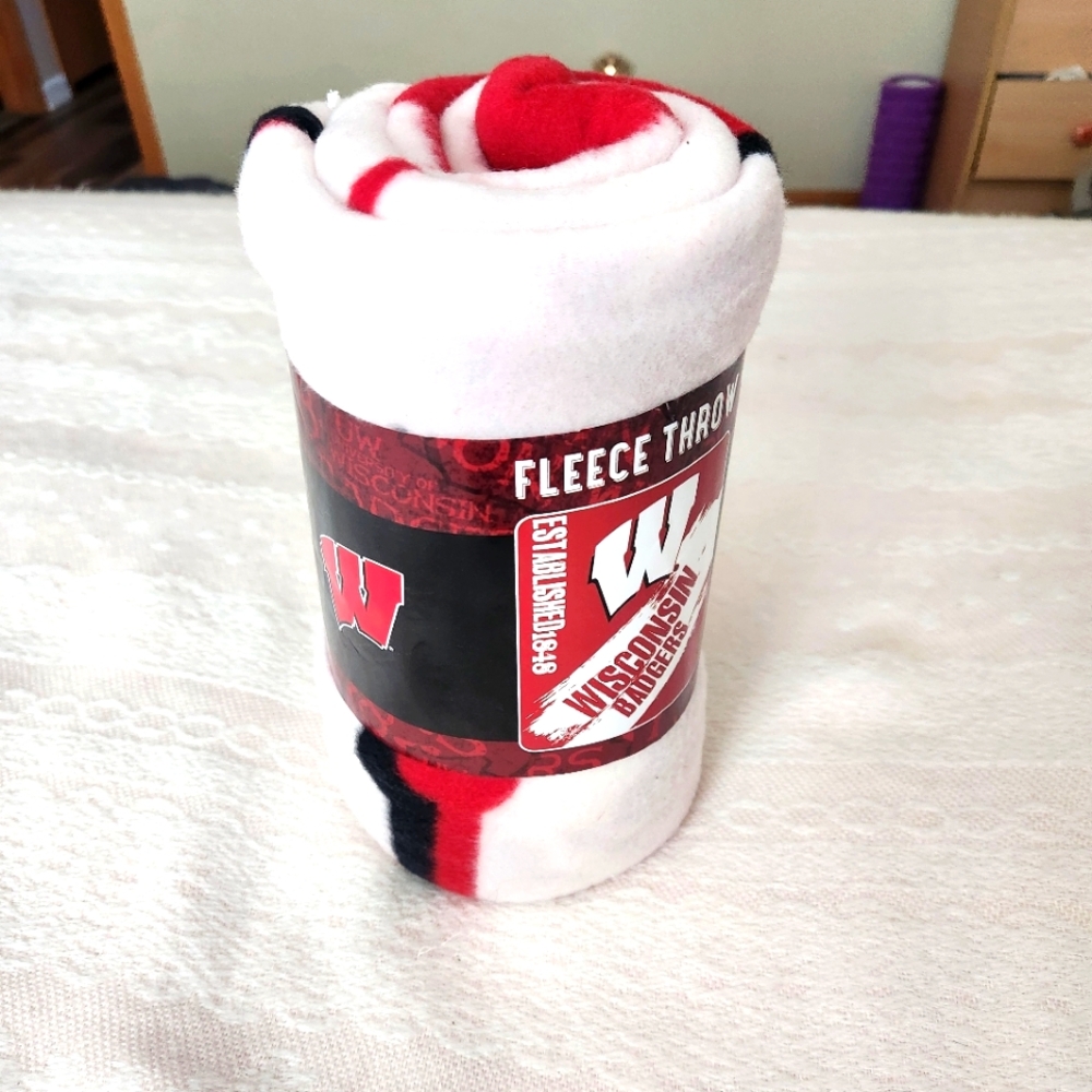 Wisconsin Badgers fleece throw blanket 50" x 60" NWT great gift idea